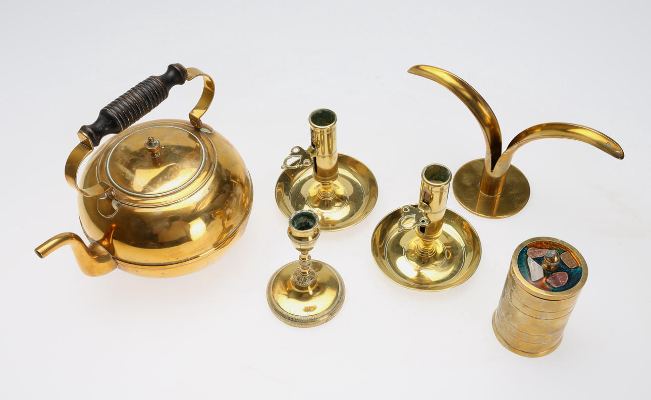 MÄSSINGSFÖREMÅL, 6 delar, ljusstakar, kanna, burk, 1800/1900-tal.