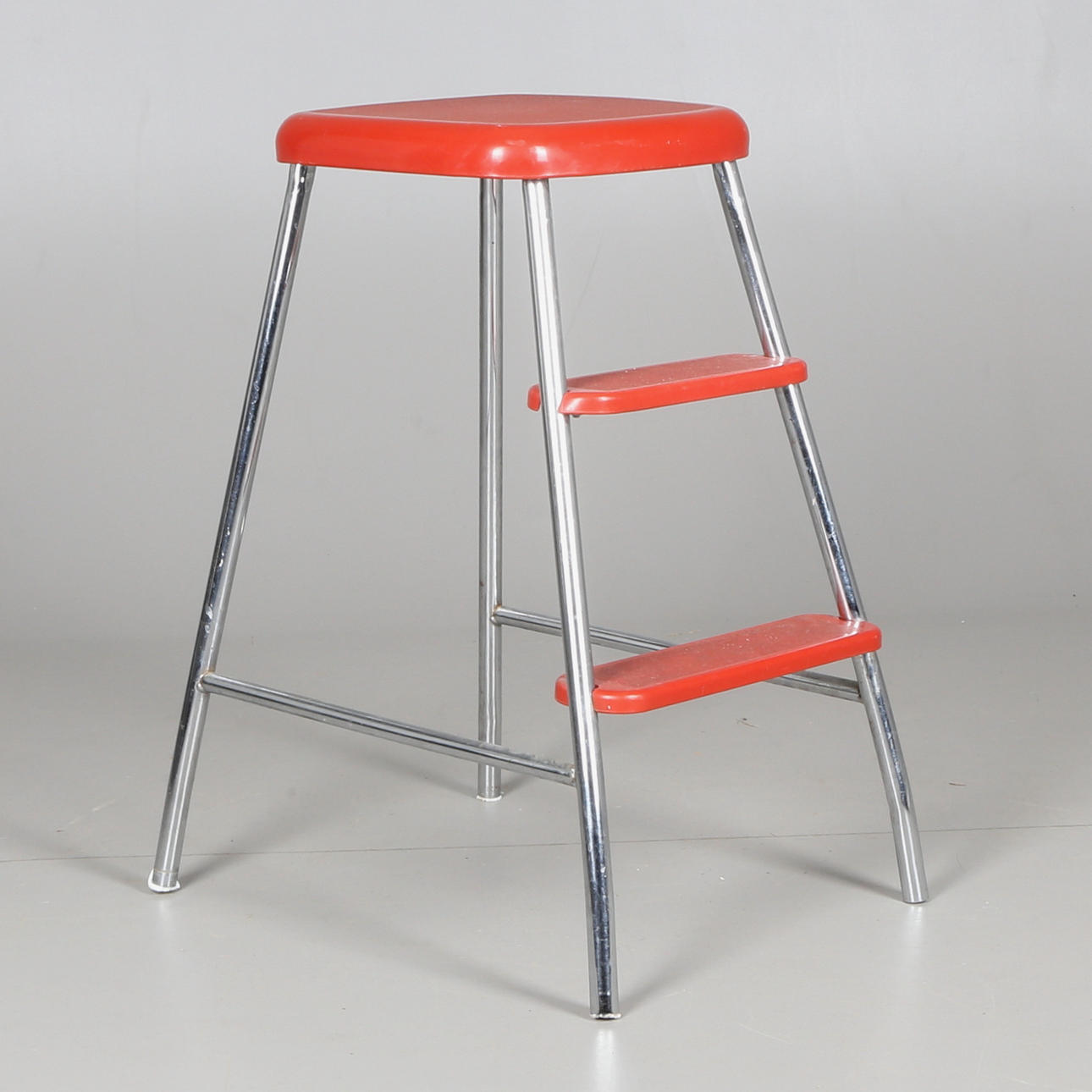 STEGPALL, metall och plast, 1900-talets senare del.