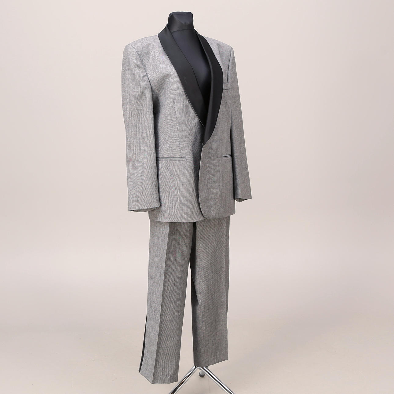 SMOKING, Drabant, storlek 54/56, grå med svarta slag och revärer.