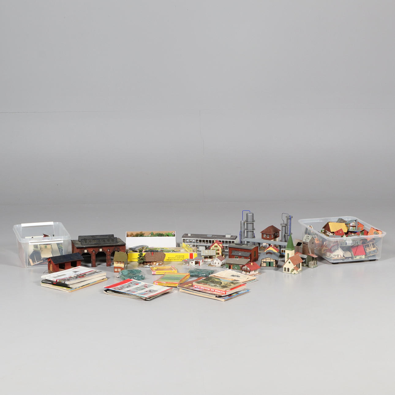 HÄUSER und GEBÄUDE, 45-teilig, mit Zubehör, Märklin.