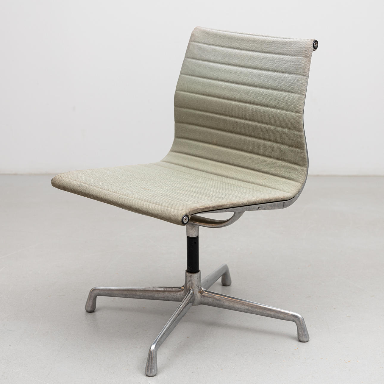 CHARLES & RAY EAMES. skrivbordsstol, "EA 101" för Vitra, formgiven 1958.