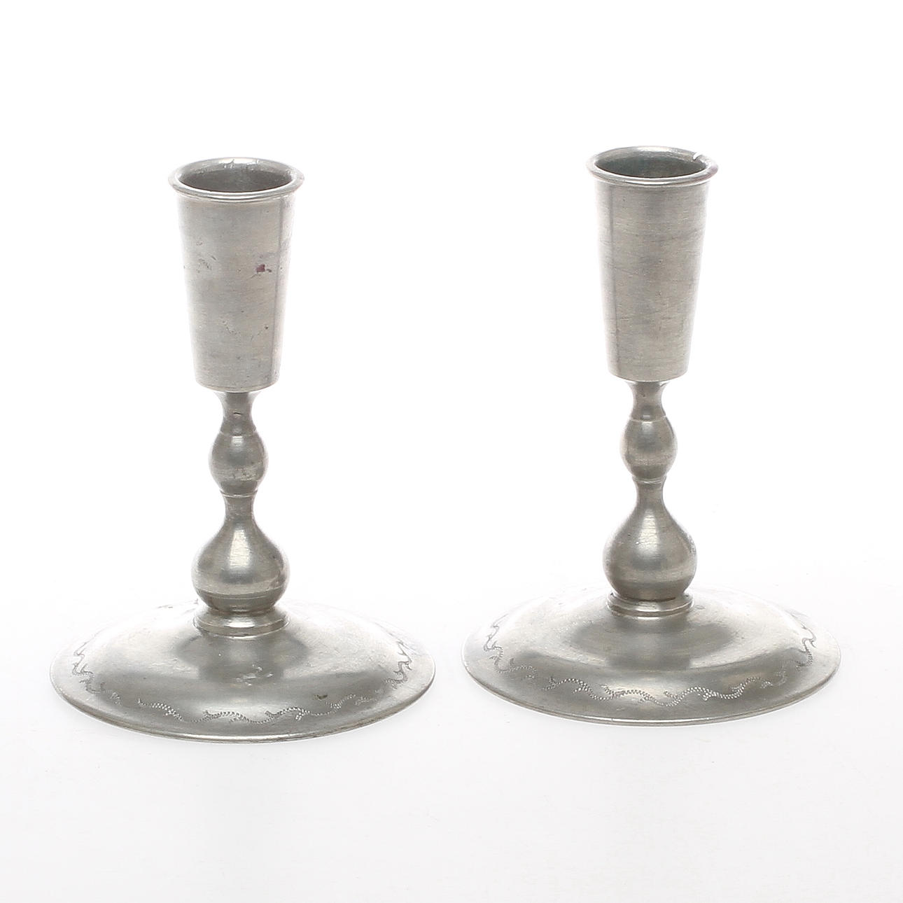 LJUSSTAKAR, ett par, tenn, Firma Svenskt tenn.