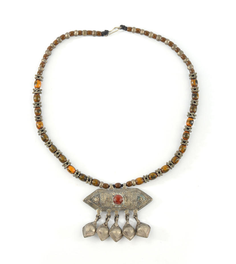 ETHNOLOGISCHER SCHMUCK. Halsband med klingor, cabochon karneol, olivformade kedjelänkar.