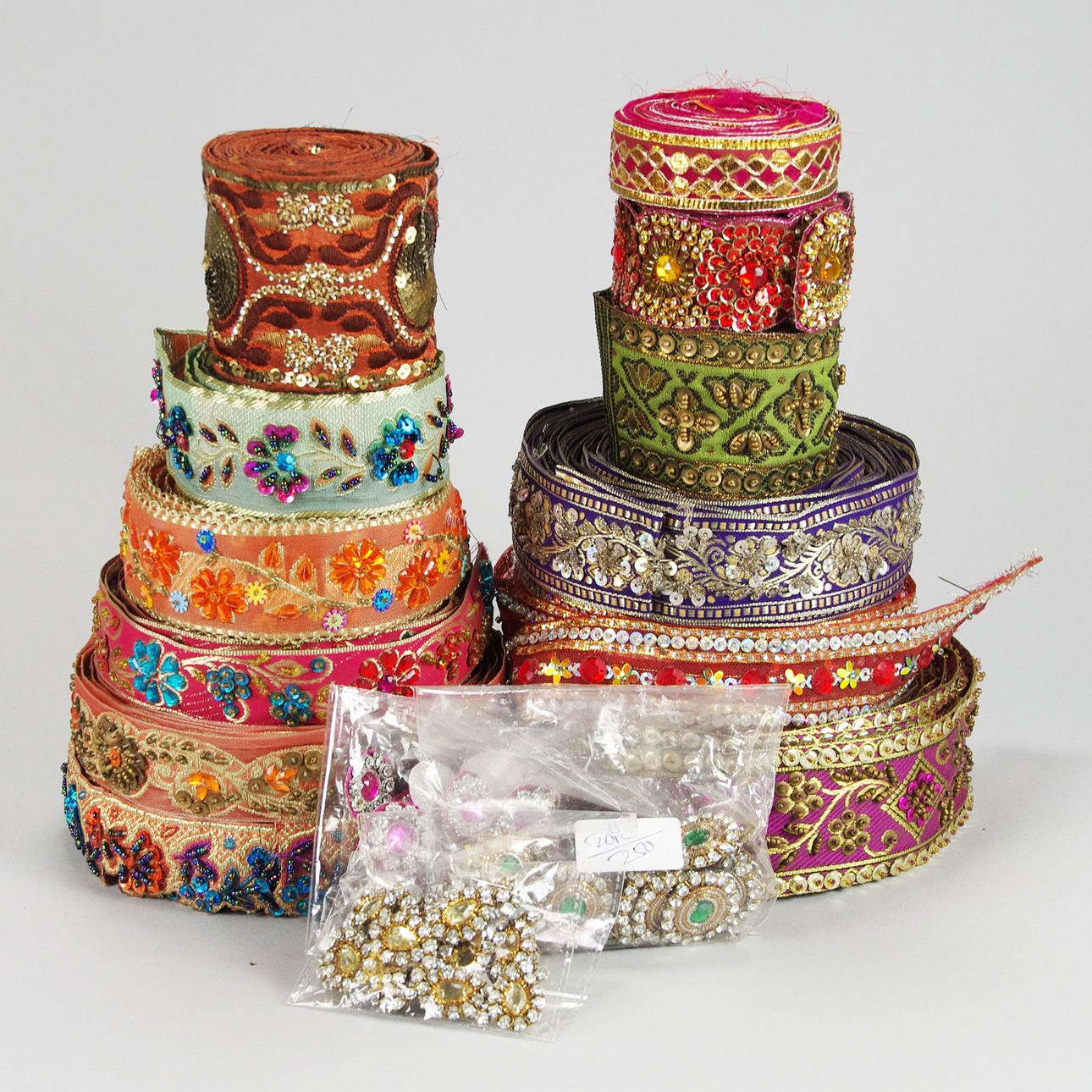 KANTBAND SAMT DEKORKNAPPAR.