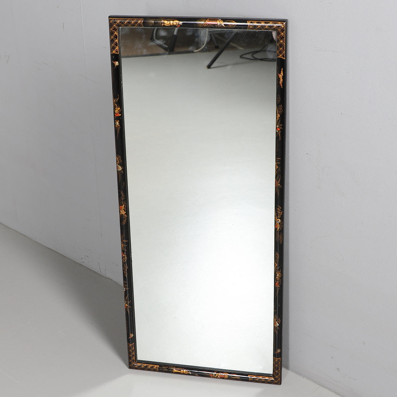 A CHINOISERIE LACQUERED WALL MIRROR.
