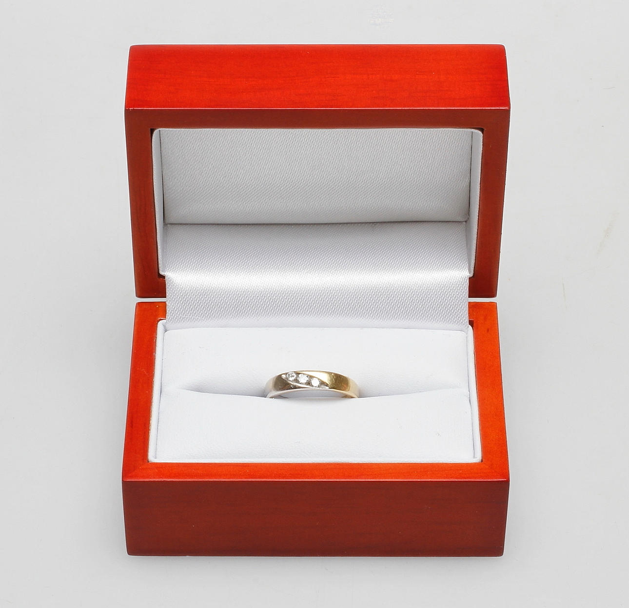 RING, 18k guld med 3 diamanter, vikt ca 2,6 gram.