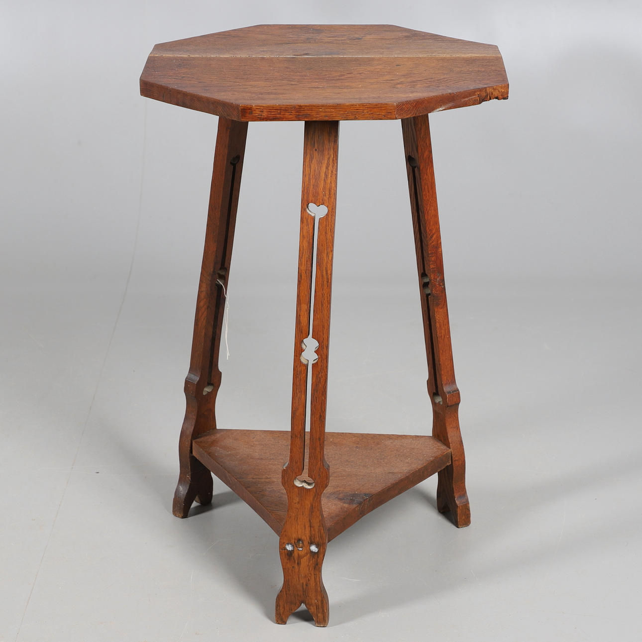 AN ART NOUVEAU OAK OCTAGONAL SIDE TABLE. Furniture - Tables - Auctionet