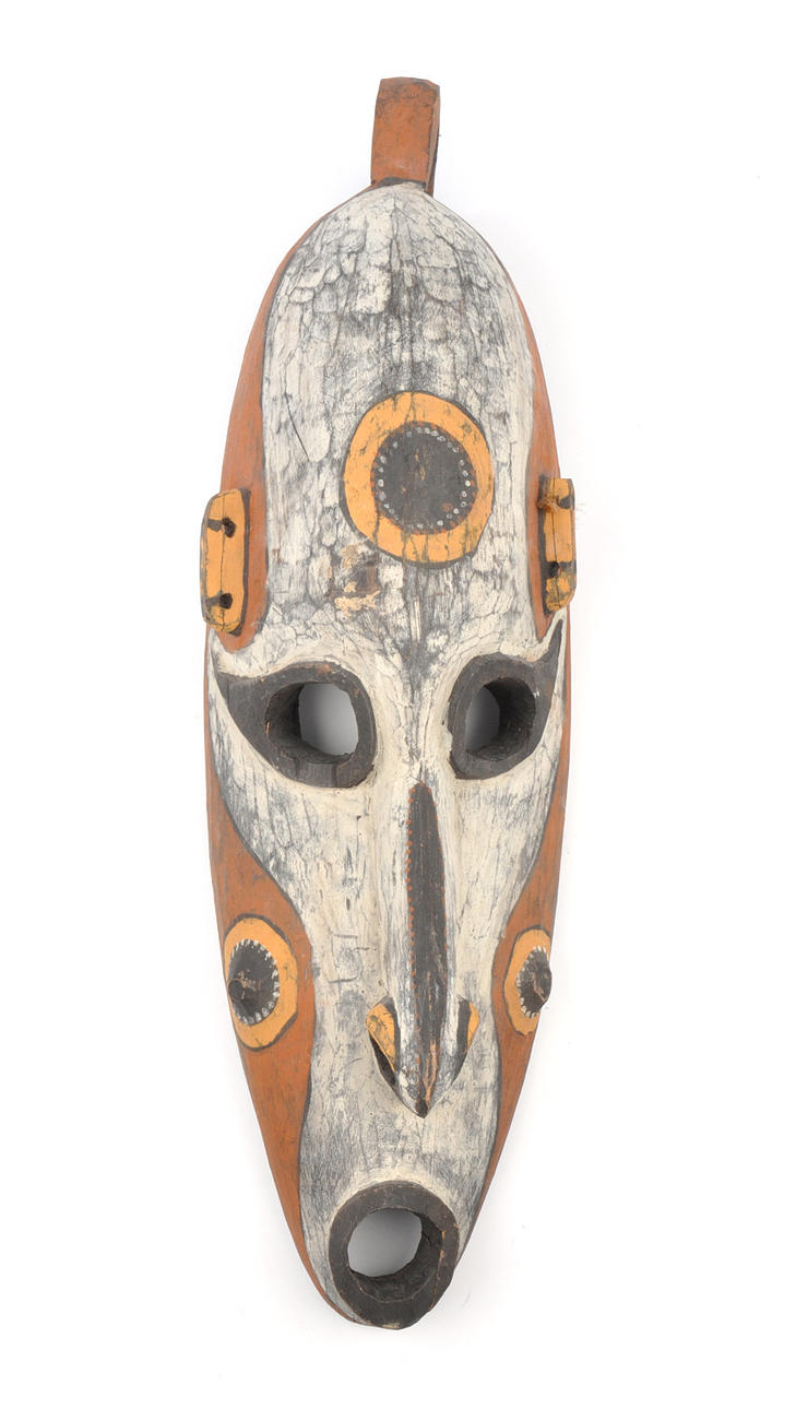 AFRIKANA, RITUELLE MASKE. Avlångt ansikte målade i naturliga färger.