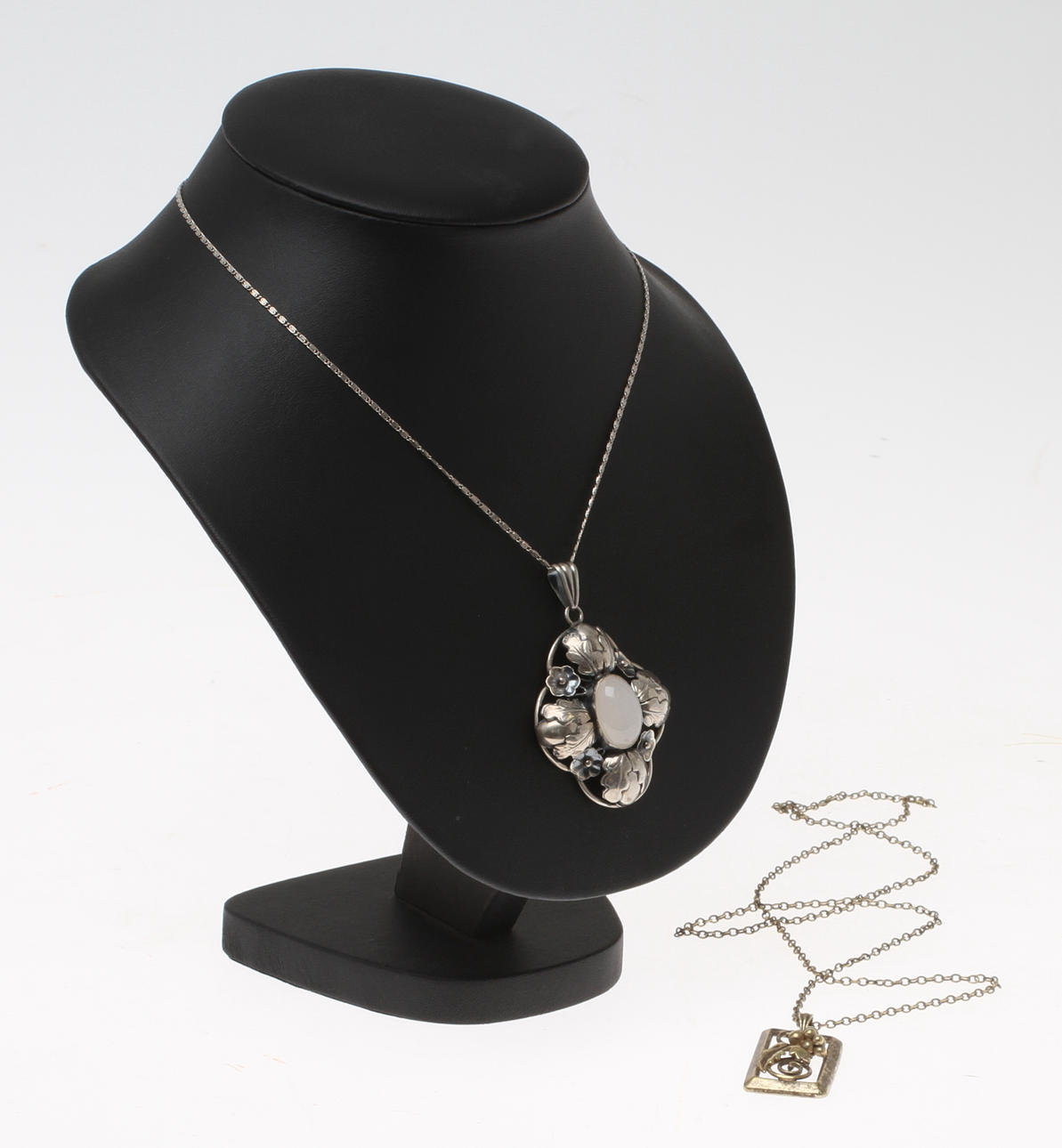 HÄNGEN 2 st med kedjor, silver, GUSSI samt GD & Co. 1900-talets mitt.