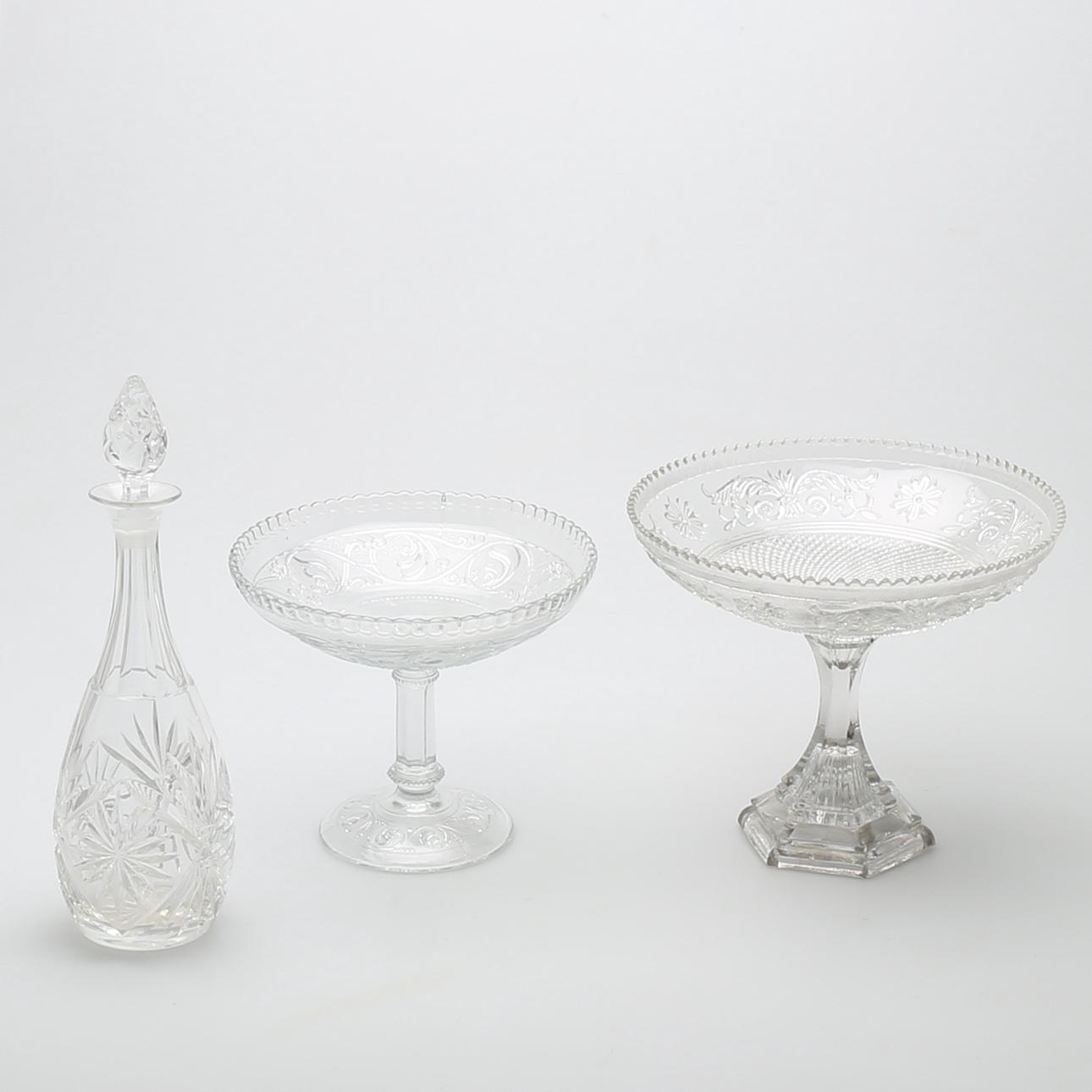 SKÅLAR PÅ FOT och karaff, glas, 3 st, 1900-tal.