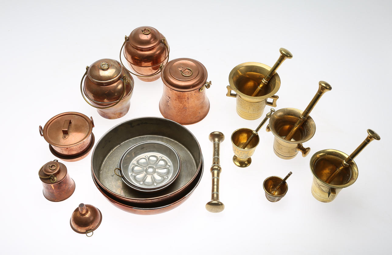 KOPPAR och MÄSSINGSFÖREMÅL, 17 delar, sekelskiftet 1900/1900-tal.