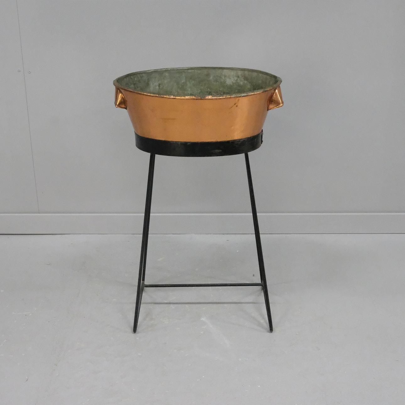 KOPPARBALJA/BLOMLÅDA PÅ STÄLLNING.