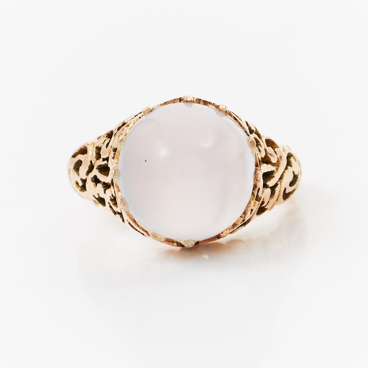 RING, 14k gold, openwork side decor, cabochon-cut moonstone.