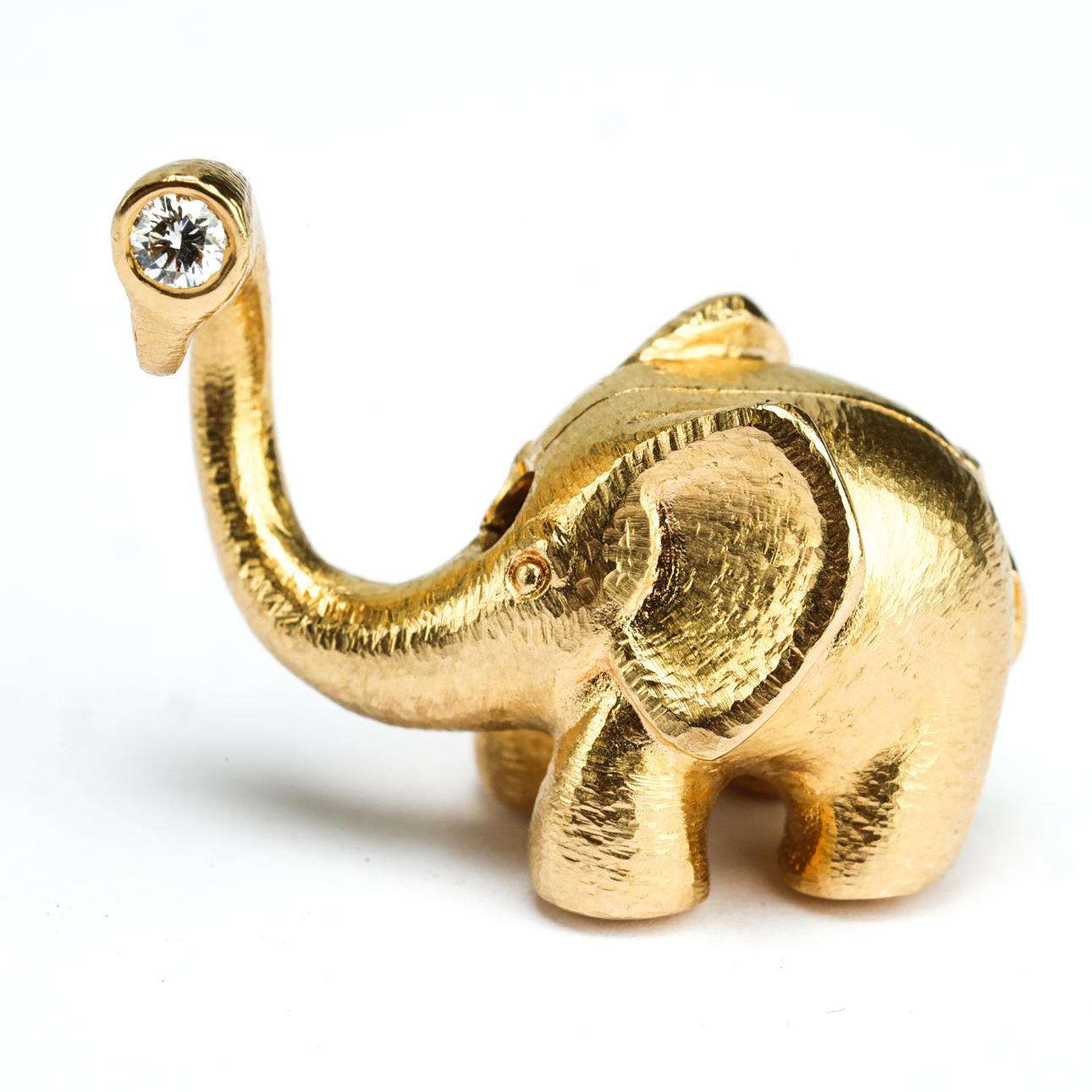 OLE LYNGGAARD. Lås, Elefant, 18K guld.