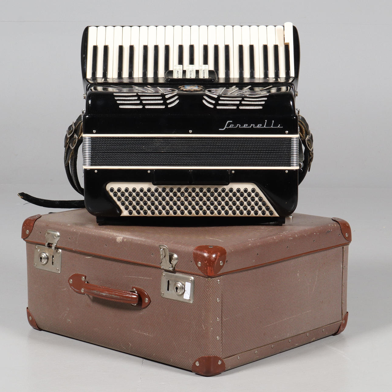 HARMONIKA, Serenelli.