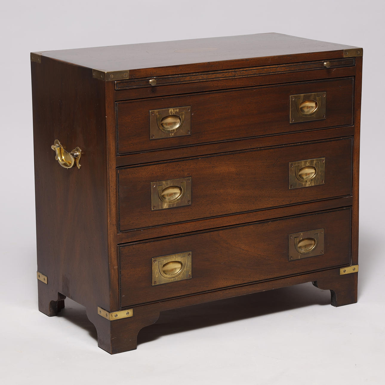 Kommode, engelsk stil kommode 'military chest'. 20 årh.
