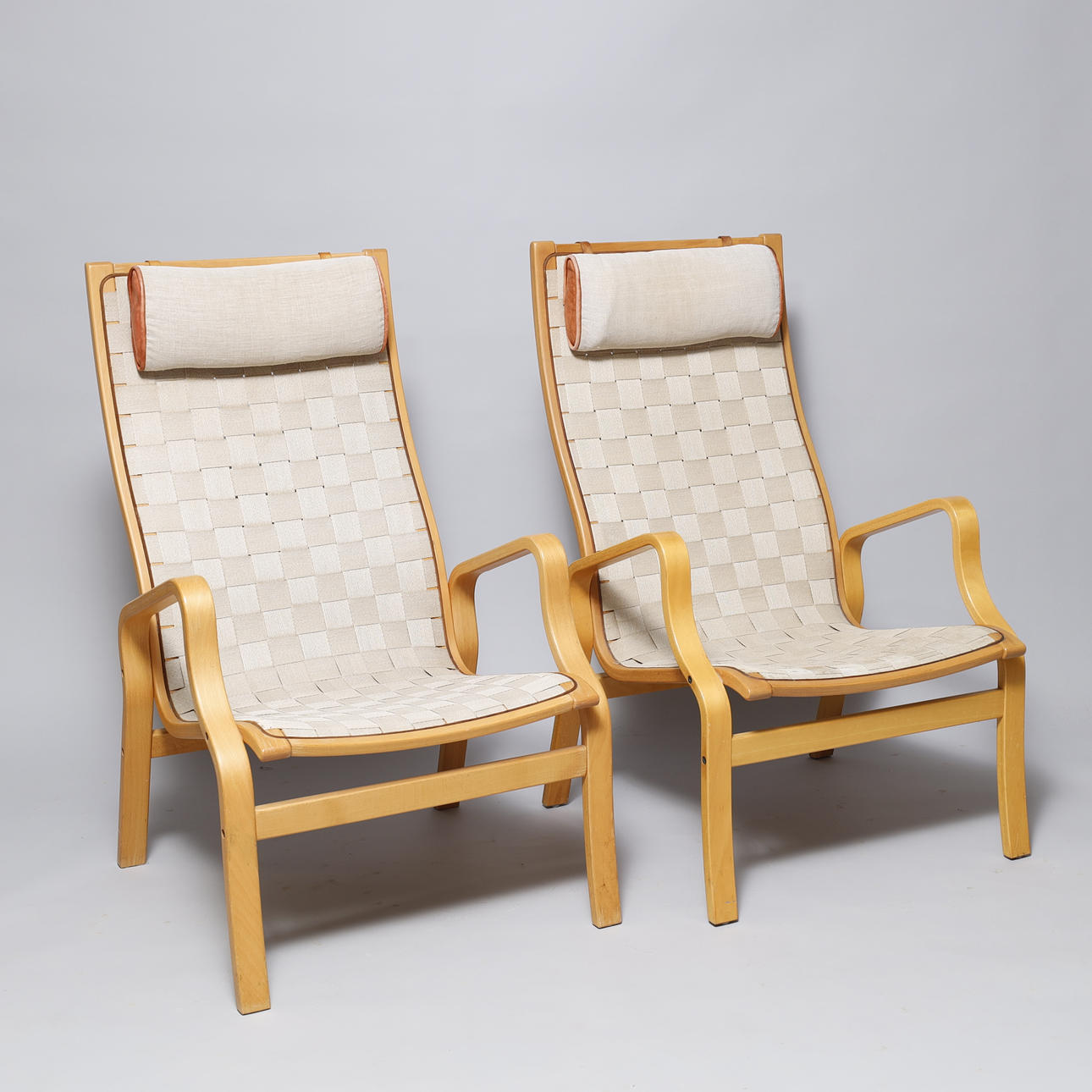 FINN ØSTERGAARD. Par 'Albert' stole, bøg, canvas. (2).