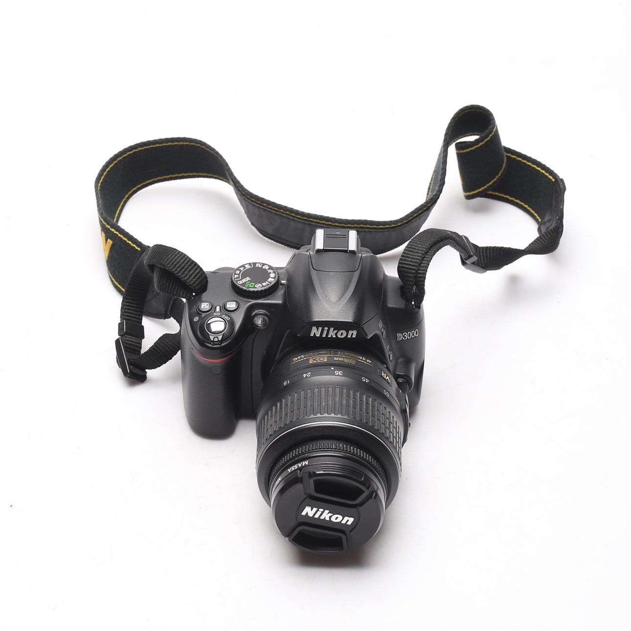 KAMERA, Nikon D3000 mit Ladegerät und Objektiv.
