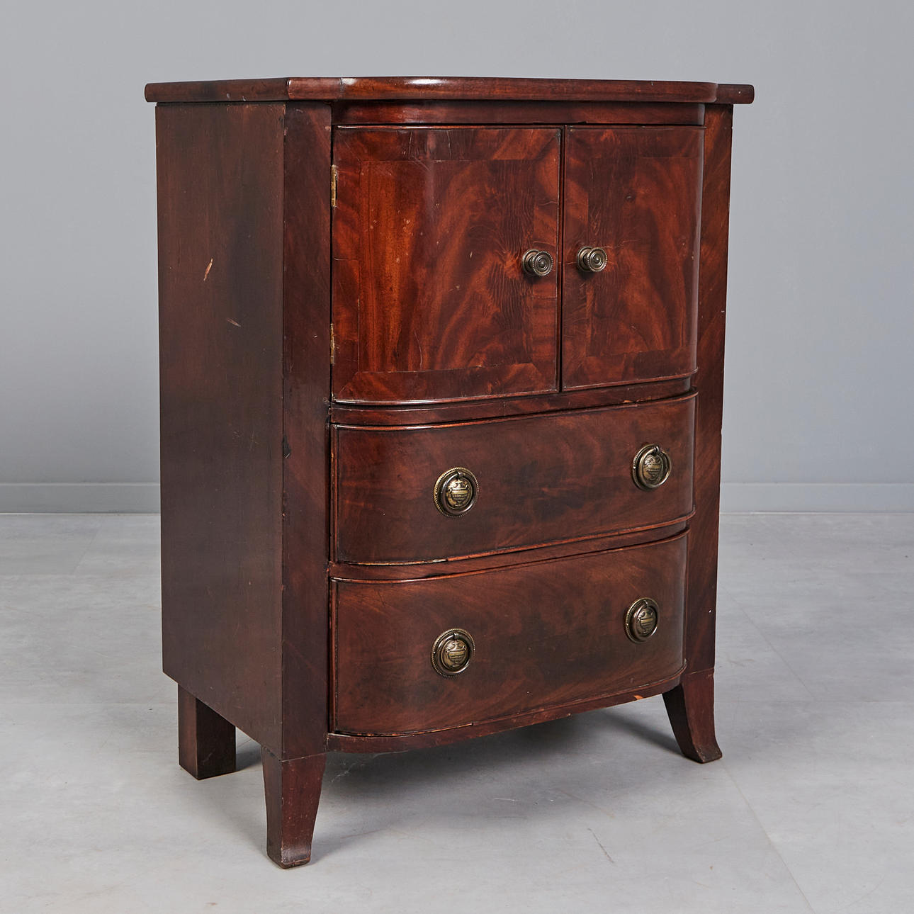 Kleine Kommode / Schrank, Mahagoni, Metall.