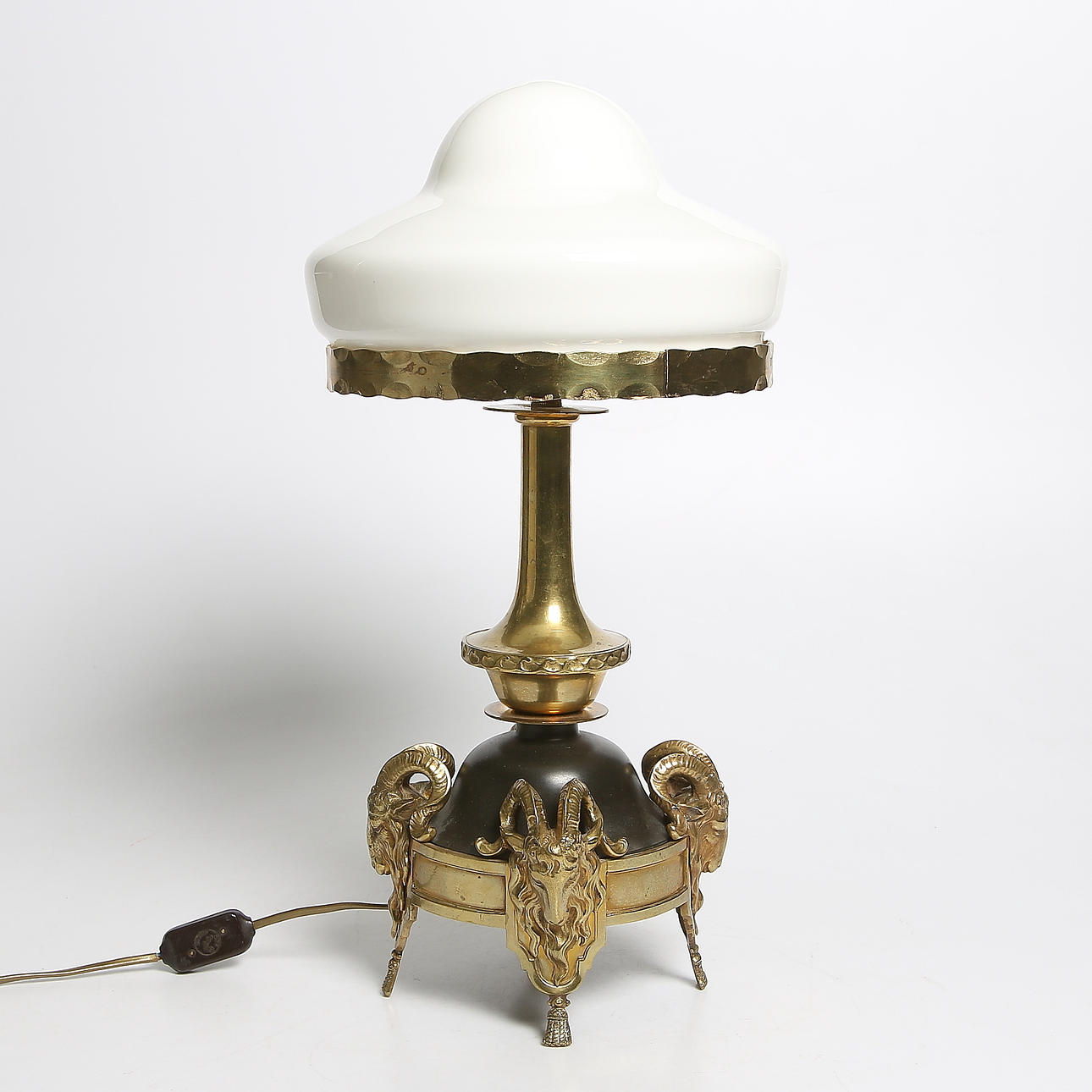 BORDSLAMPA, mässing och glas, Biedermeierstil, 1900-talets första kvartal.
