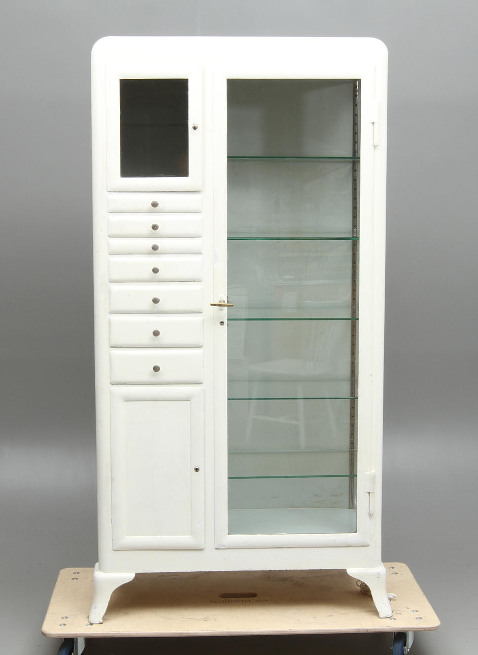 LÄKARSKÅP, 1900-talets första hälft.