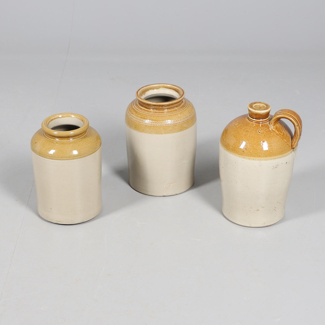 DOS TINAJAS DE GRES Y UNA JARRA DE SIDRA.