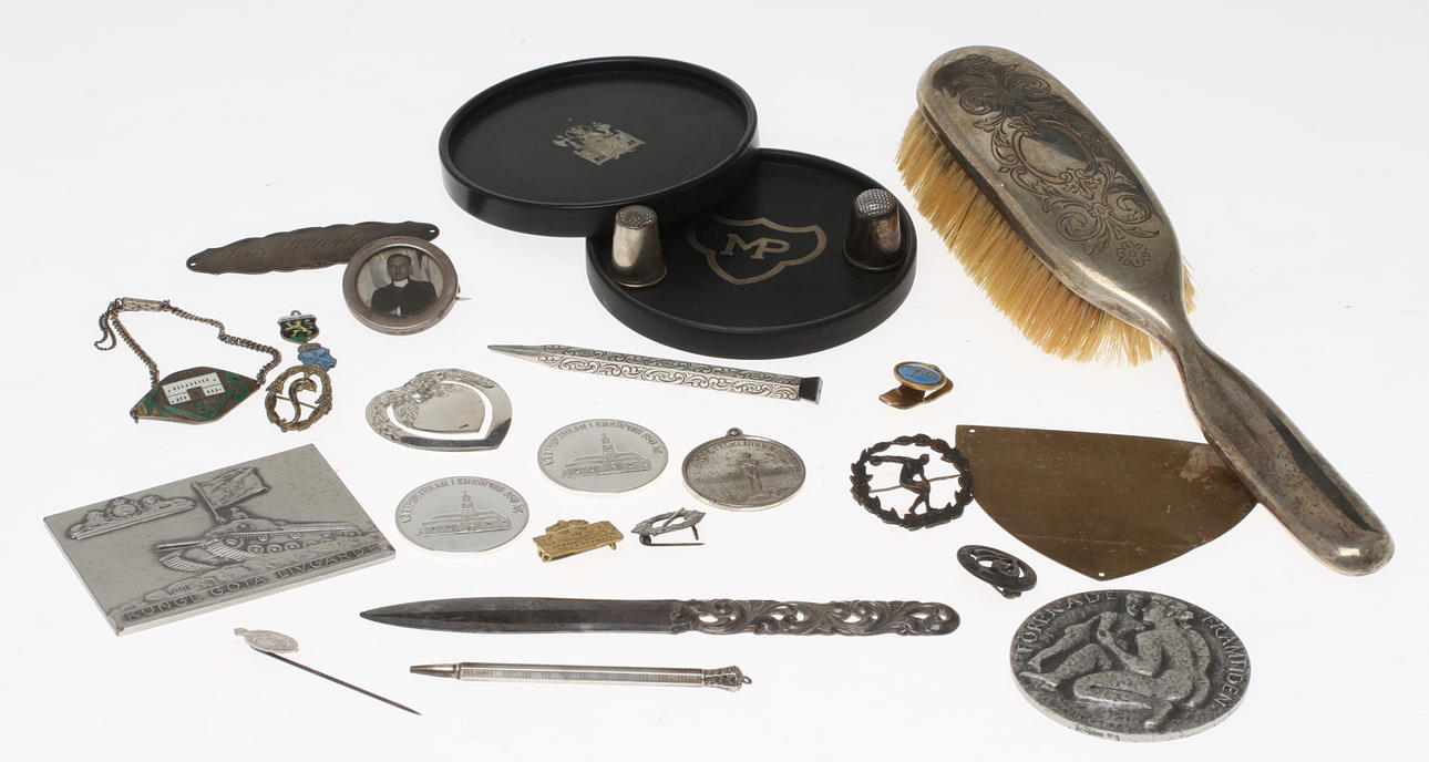 PARTI SILVER, total vikt (exkl borste + 2 st coasters) 352 gram.