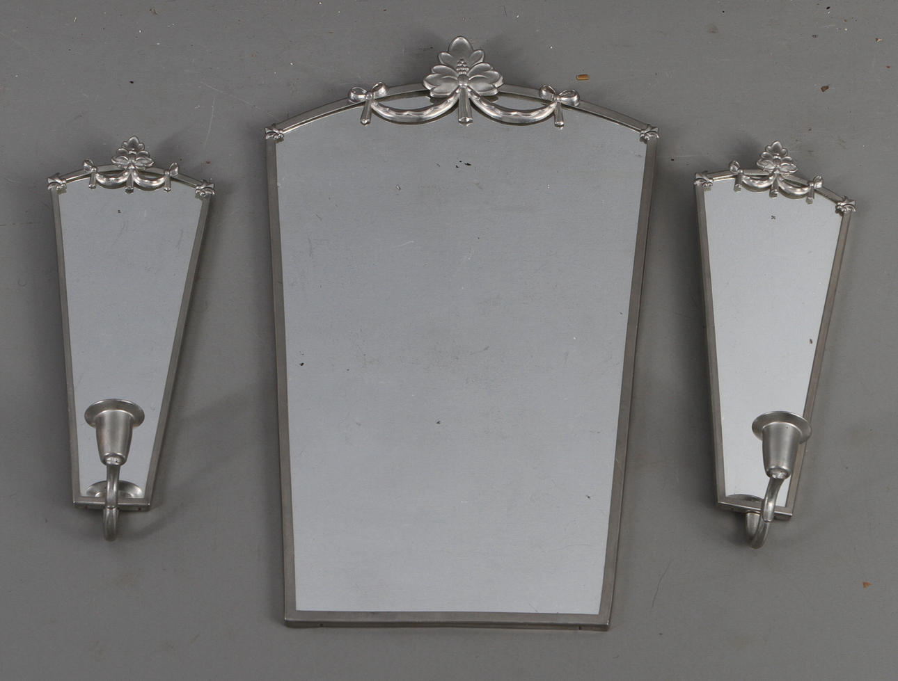 SPEGEL och SPEGLLAMPETTER, 1 par, tenn, 1900-talets första hälft.