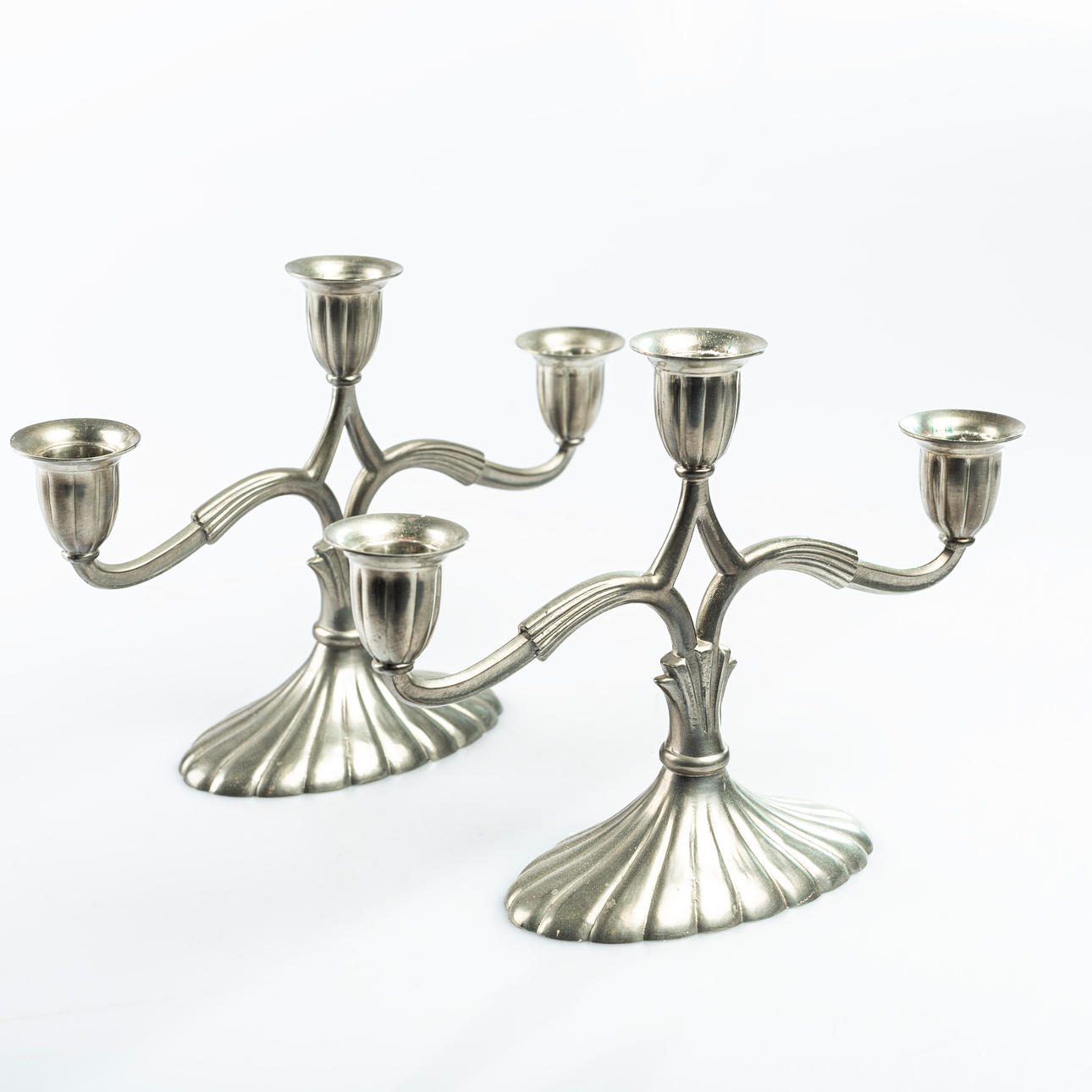 Et par lysestager i tin, Art Deco-stil.