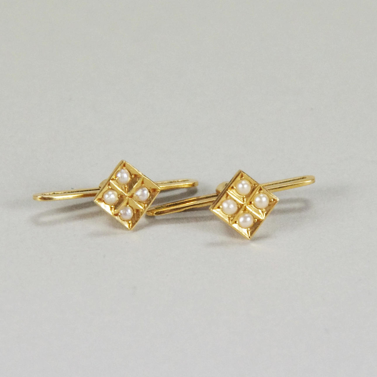 KNAPPAR, 1 par, 18K guld med pärlor.