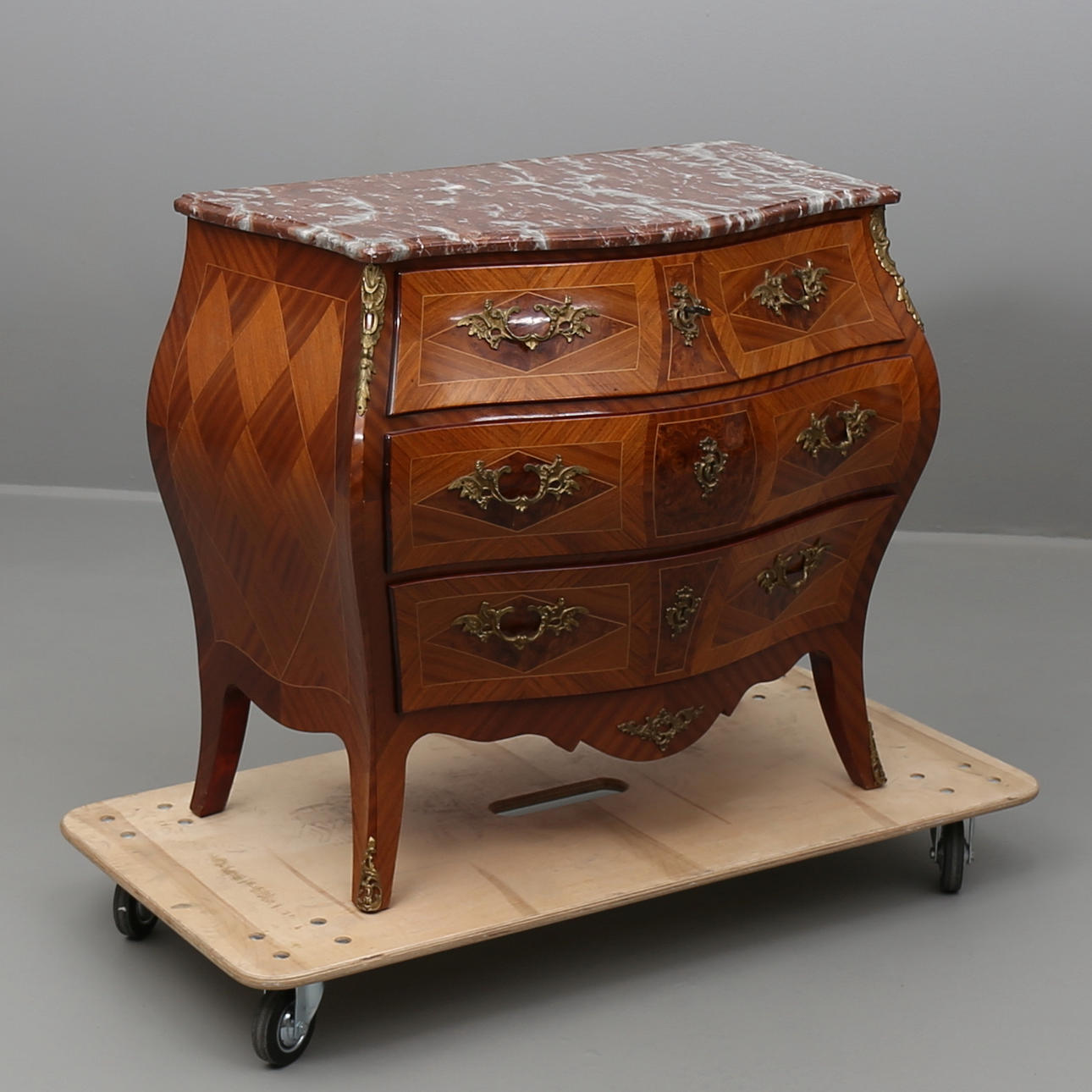 BYRÅ med marmorskiva och intarsia. Rokokostil 1900-tal.