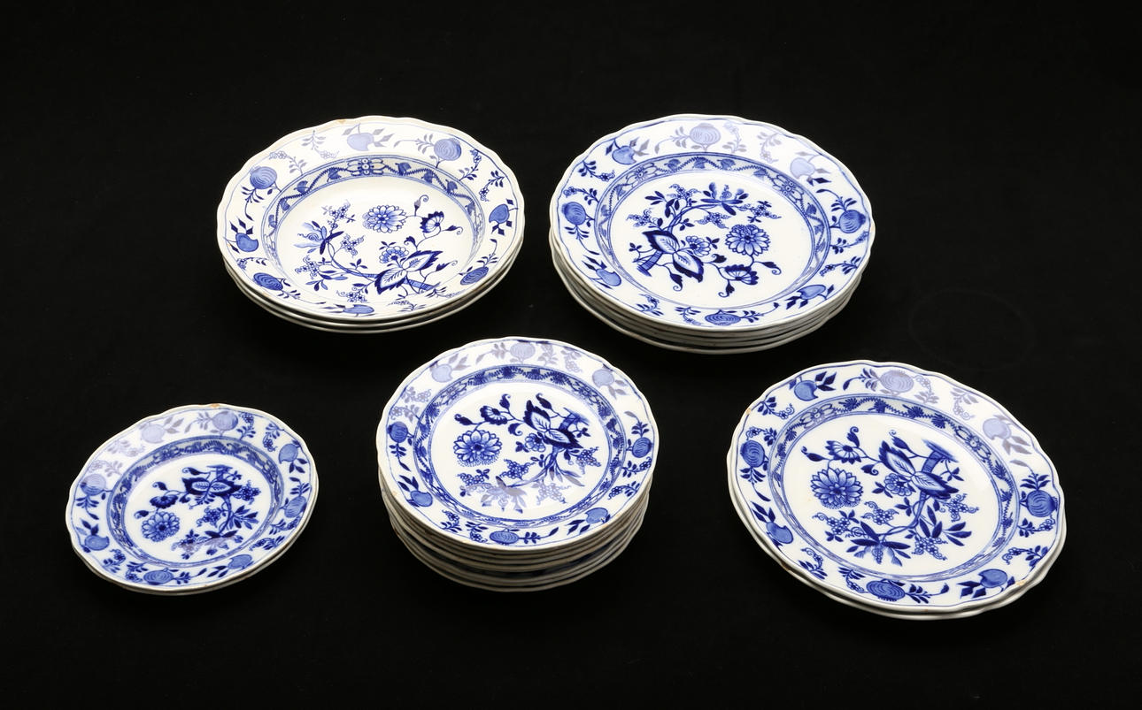 SERVISDELAR, 21 delar, lökmönster, Meissen, BWM & Co, Cauldon, England.