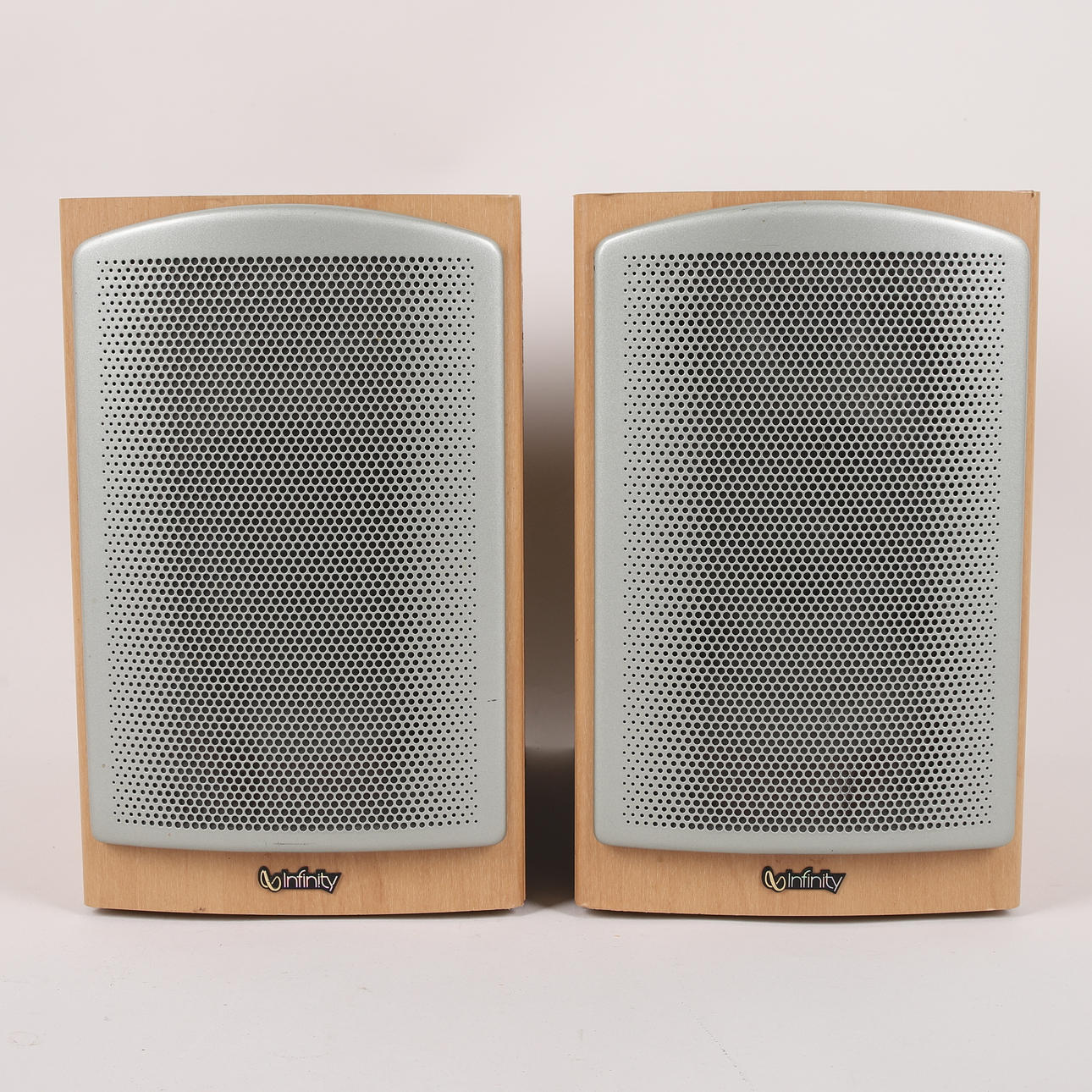 Un par de altavoces Infinity BETA 10.