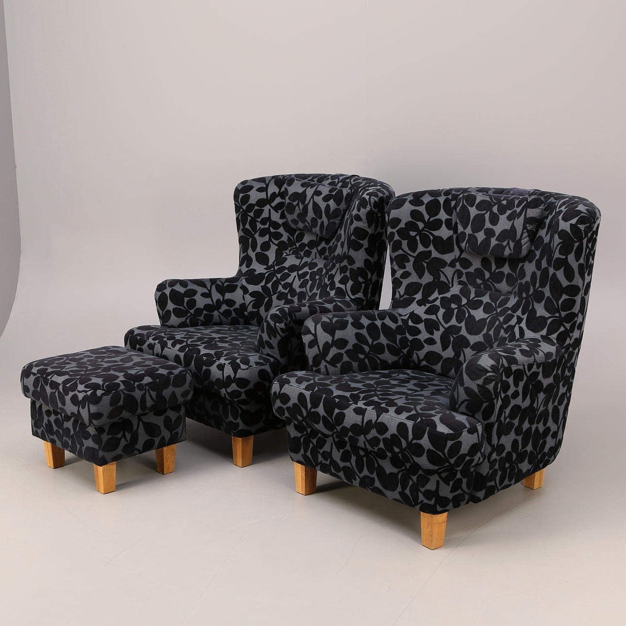 FÅTÖLJER, ett par, + FOTPALL, Hjort Knudsen, "Hans & Greta", 2000-tal.