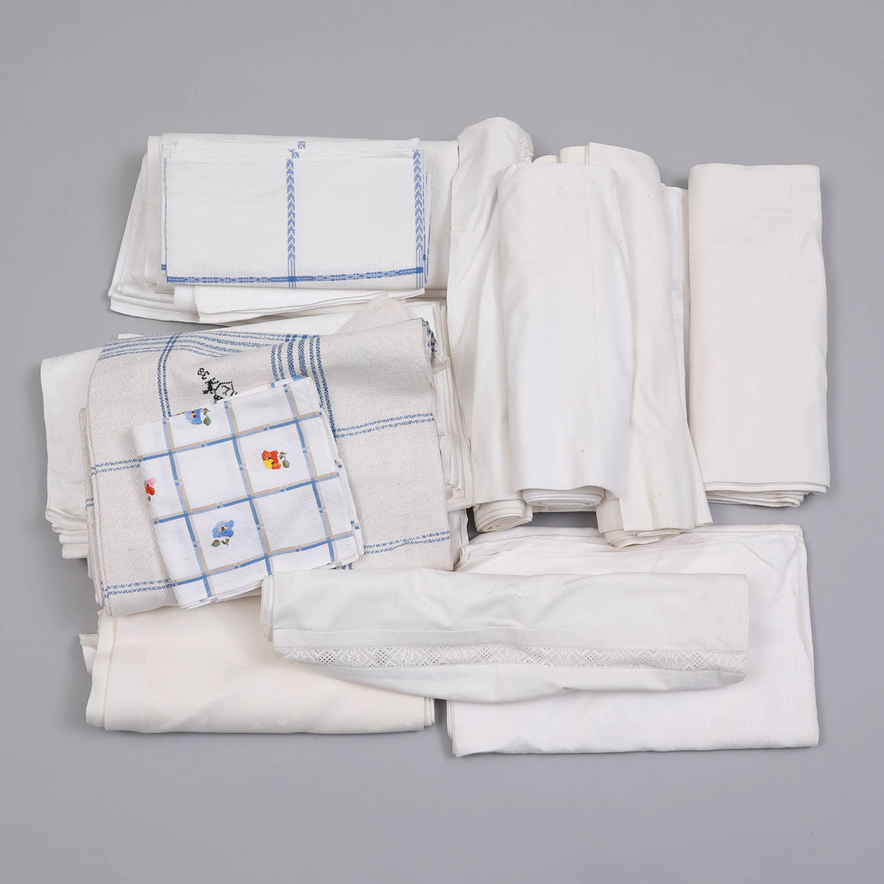 LOT OF LINEN, most parts of which are monogram-marked. Carpets ...
