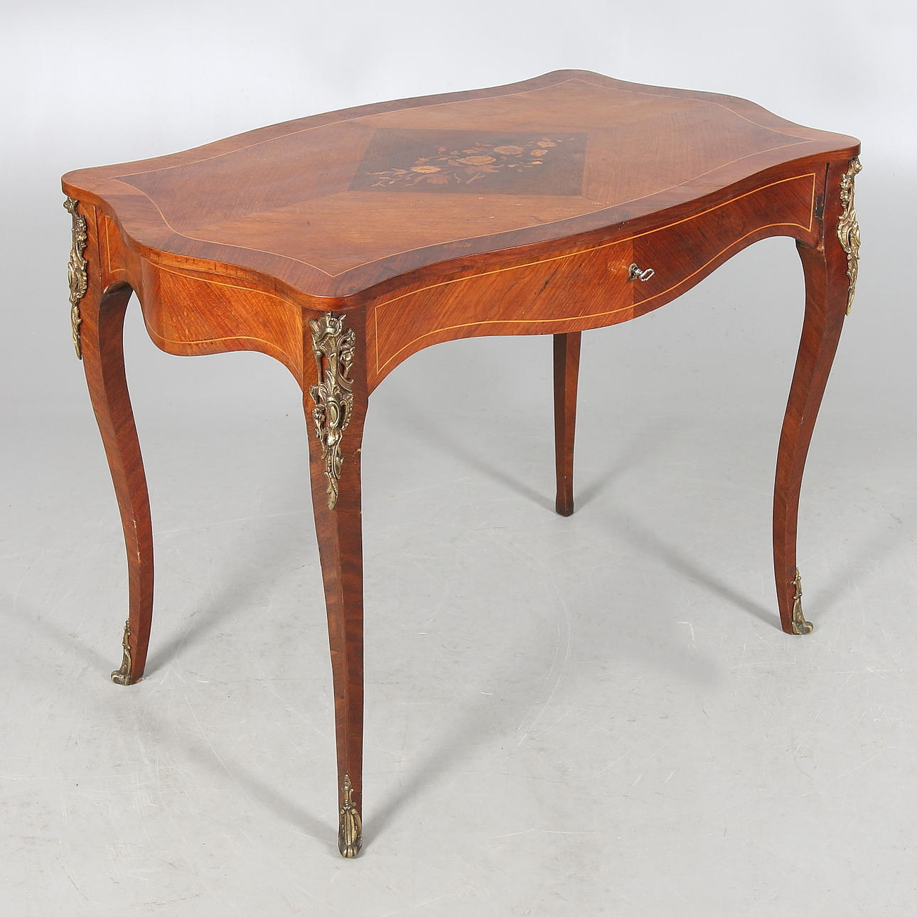 SKRIVBORD, rokokostil, intarsia. 1900-talets första hälft.