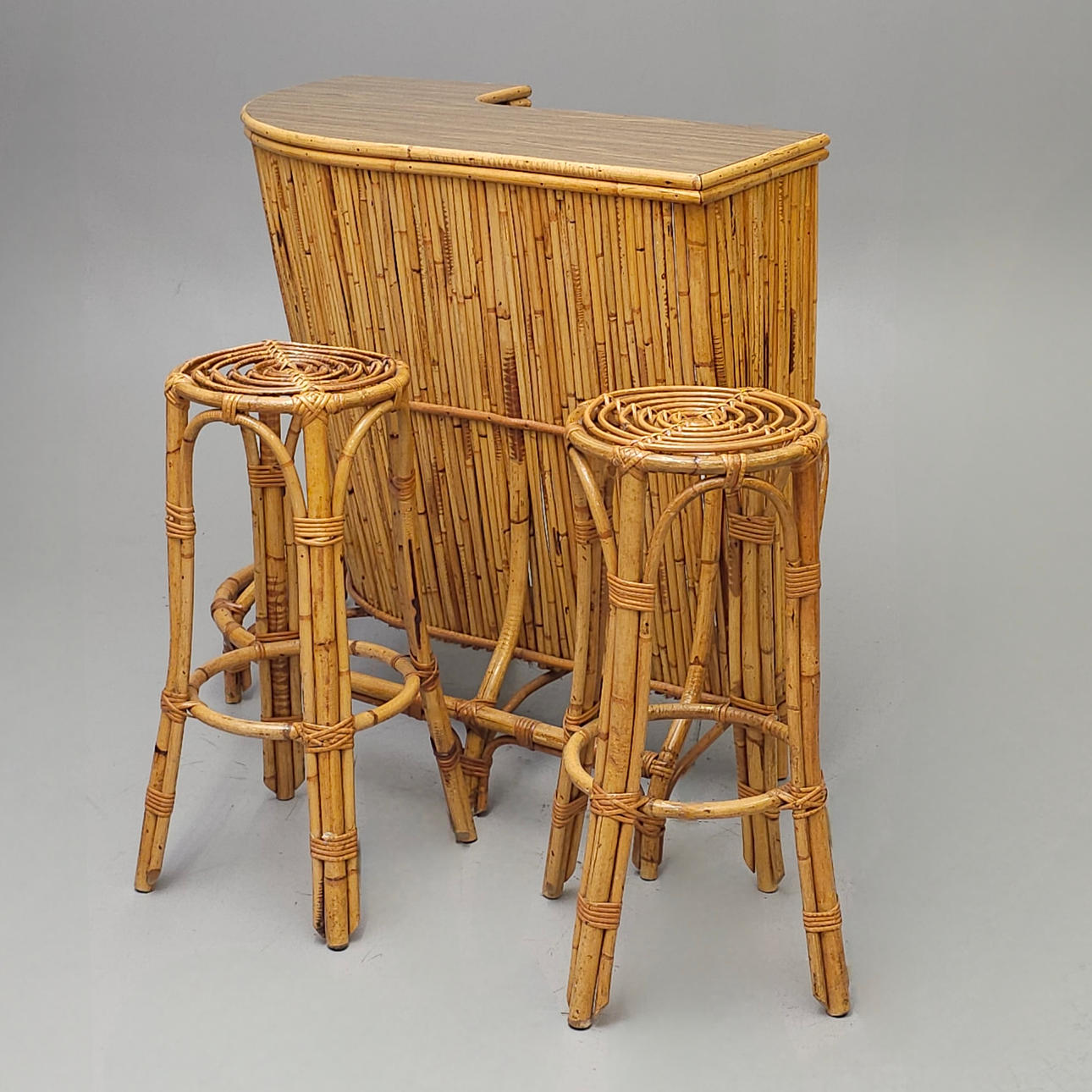 BARRA DE BAR EN CAÑA DE BAMBÚ CON 2 TABURETES.