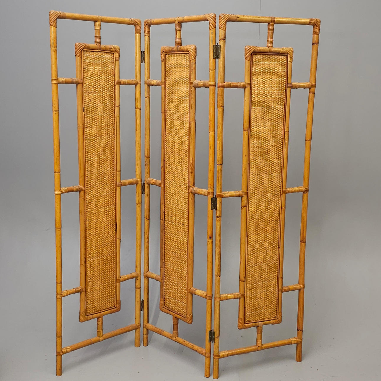 3-FLÜGELIGER SICHTSCHUTZ AUS BAMBUSROHR.