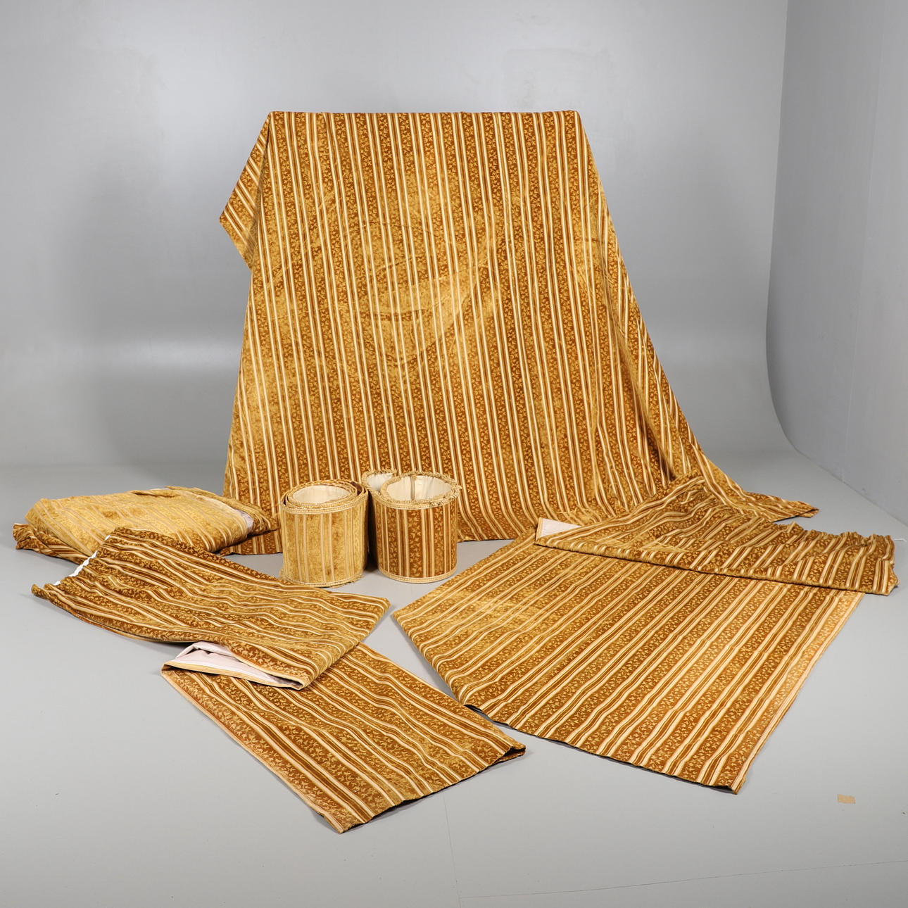 SUURET VINTAGE-VERHOT JA PELMETIT.