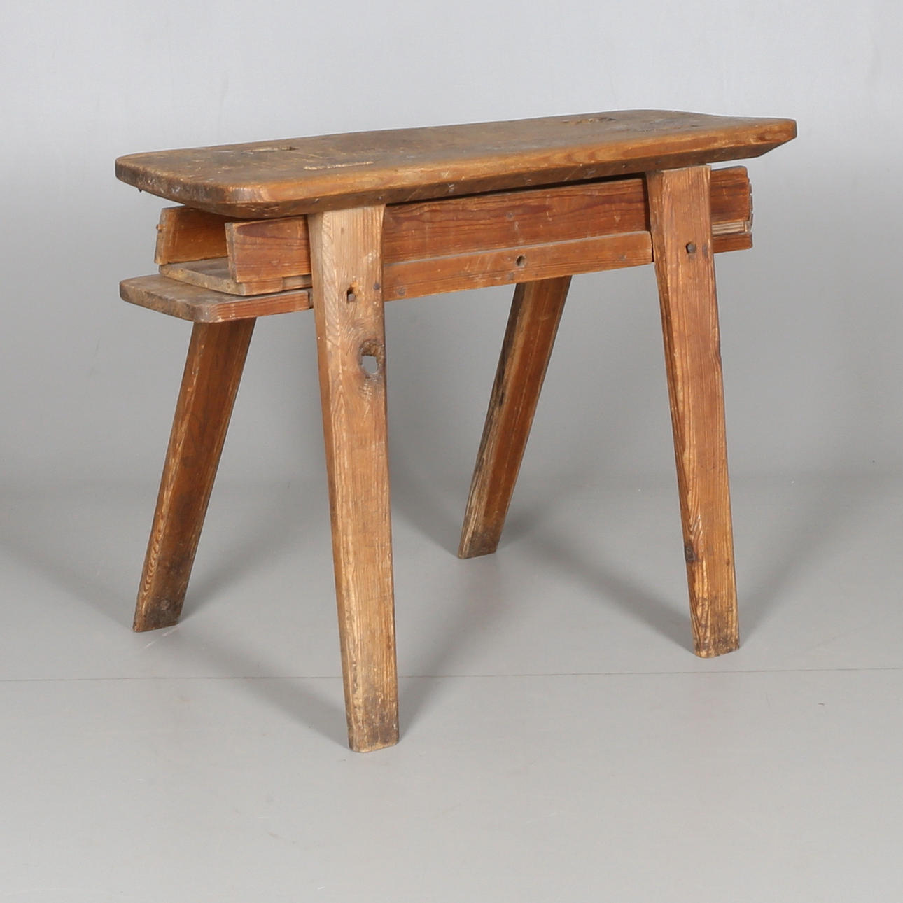 ARBETSBÄNK, trä, allmoge, 1800-tal.