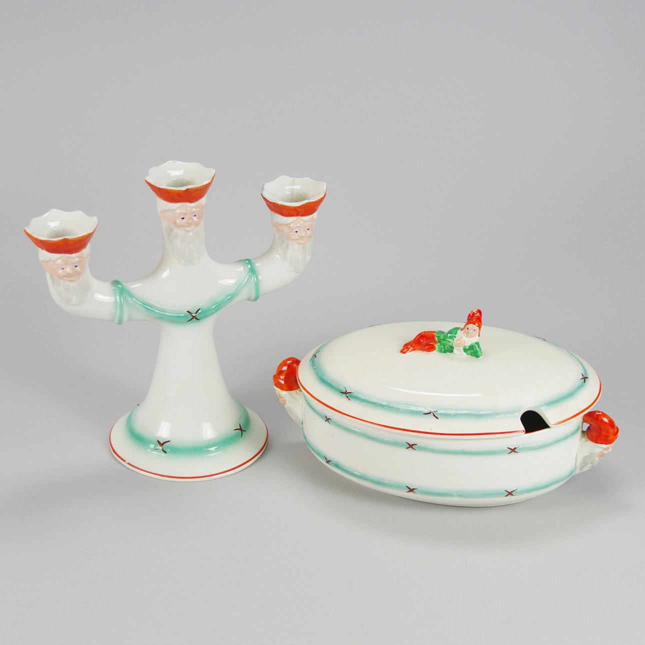 TERRIN SAMT LJUSSTAKE, "Jul", Gustavsberg, 1800-talets mitt.