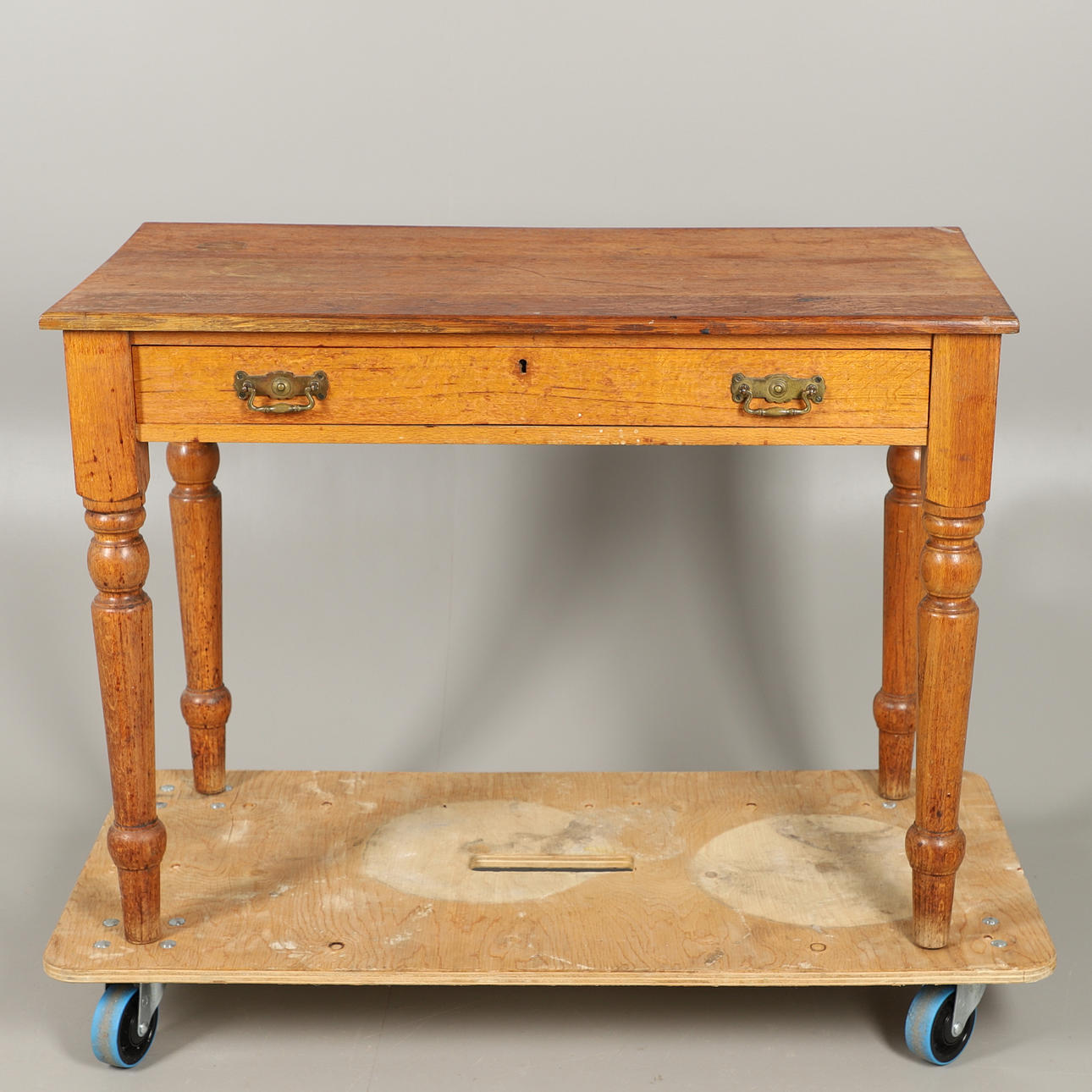 AN OAK SINGLE DRAWER TABLE.