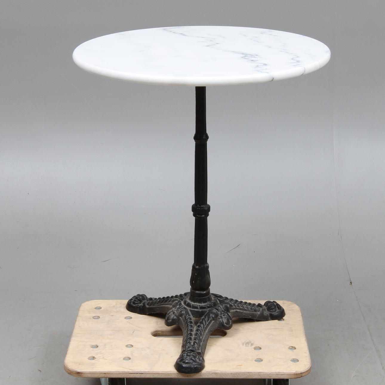 TRÄDGÅRDSBORD, gjutjärn med stenskiva, 1900-tal.