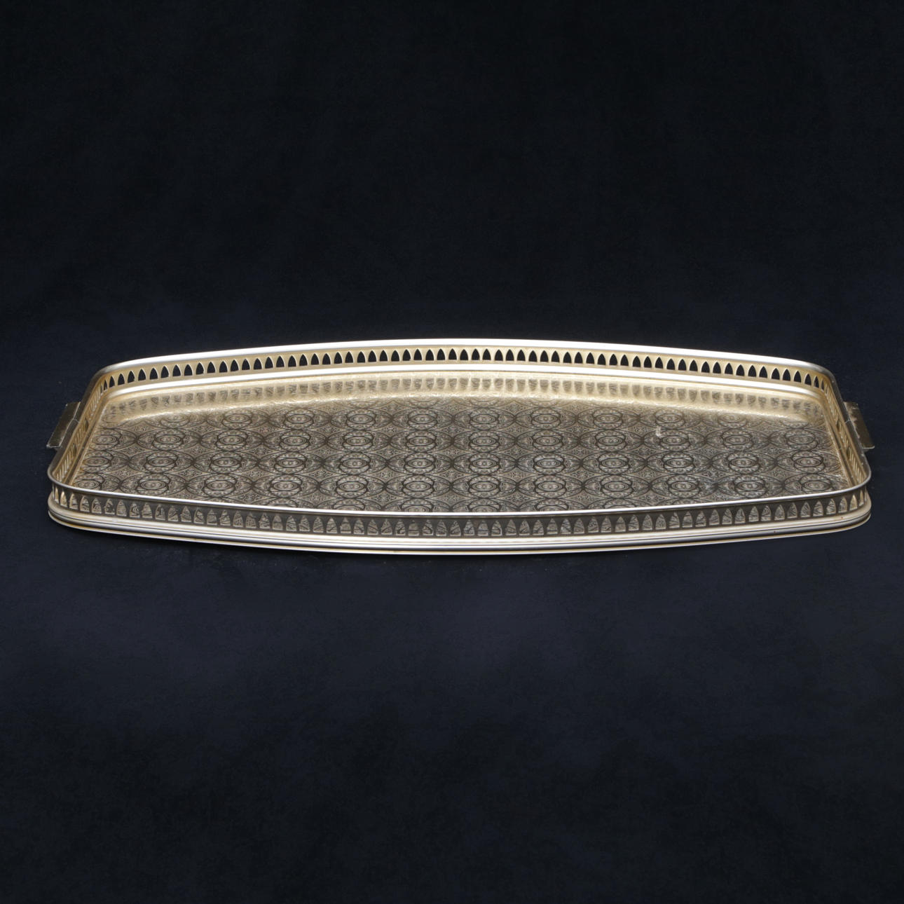 TABLETT, mit Metallkanten.