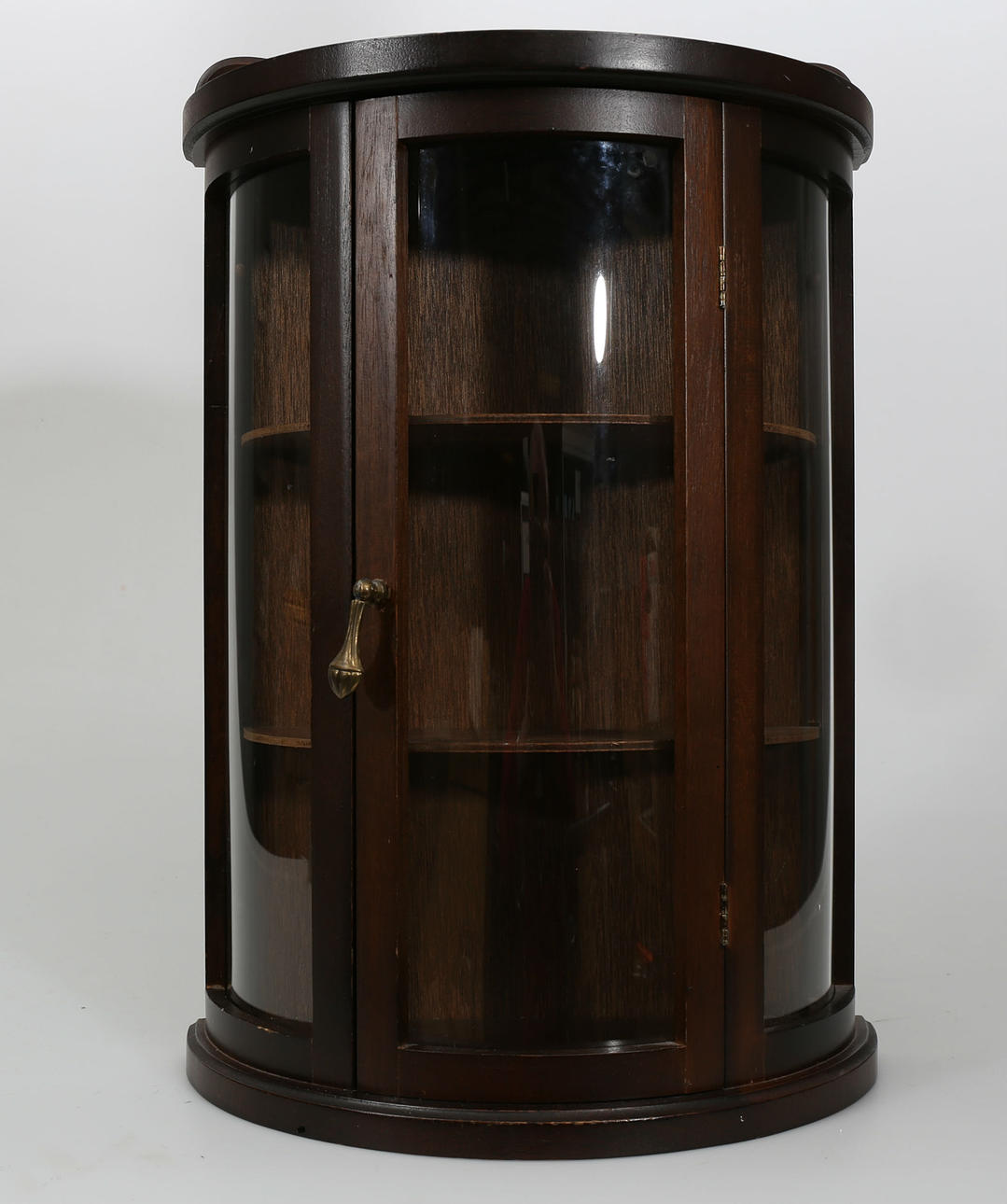 VÄGGVITRINSKÅP, mörkbetsat trä, 1900-talets andra hälft.