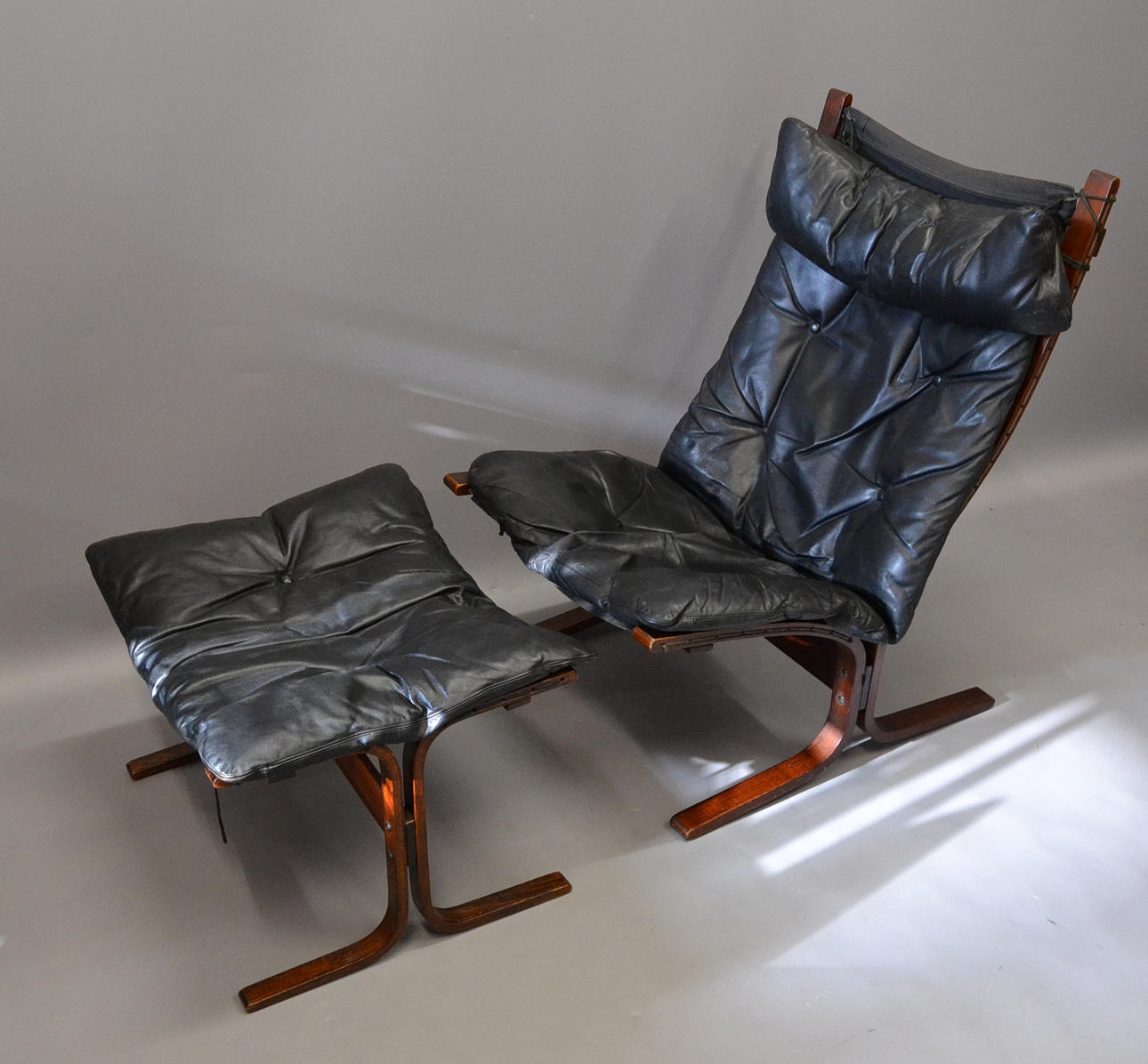 INGMAR RELLING. WESTNOFA FÅTÖLJ OCH PALL SIESTA.