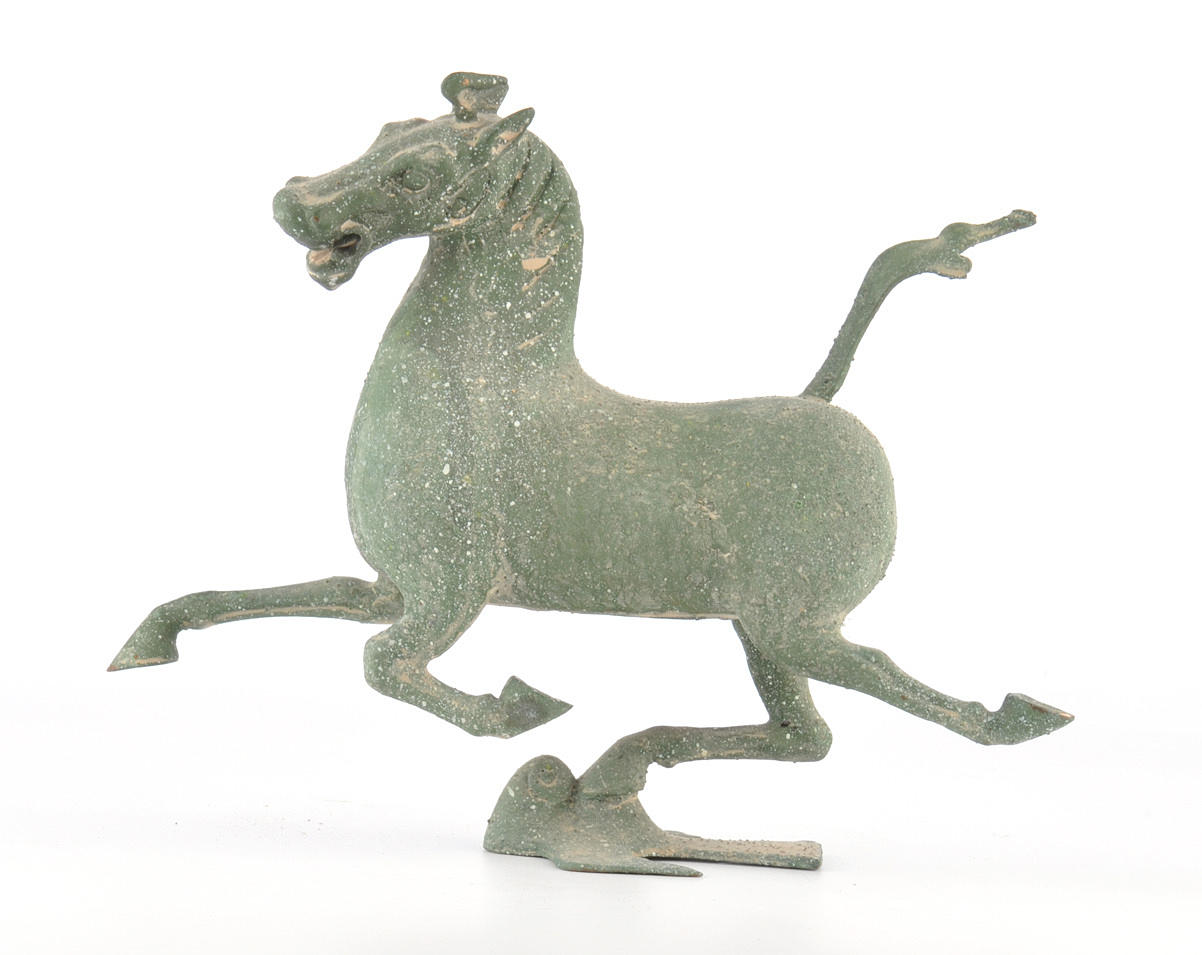 TANG-PFERD, GALOPPIEREND. Replik av en gammal kinesisk bronsfigur.