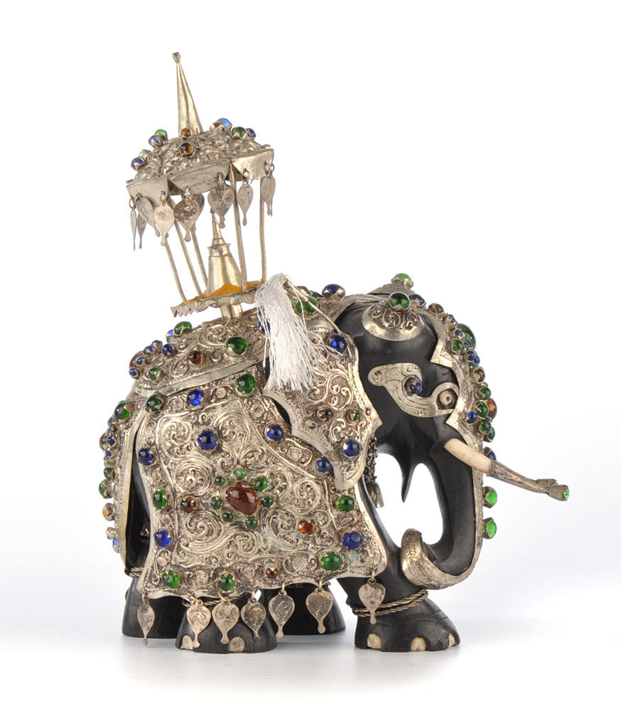 Elefant med rikt dekorerad kull och baldakin.