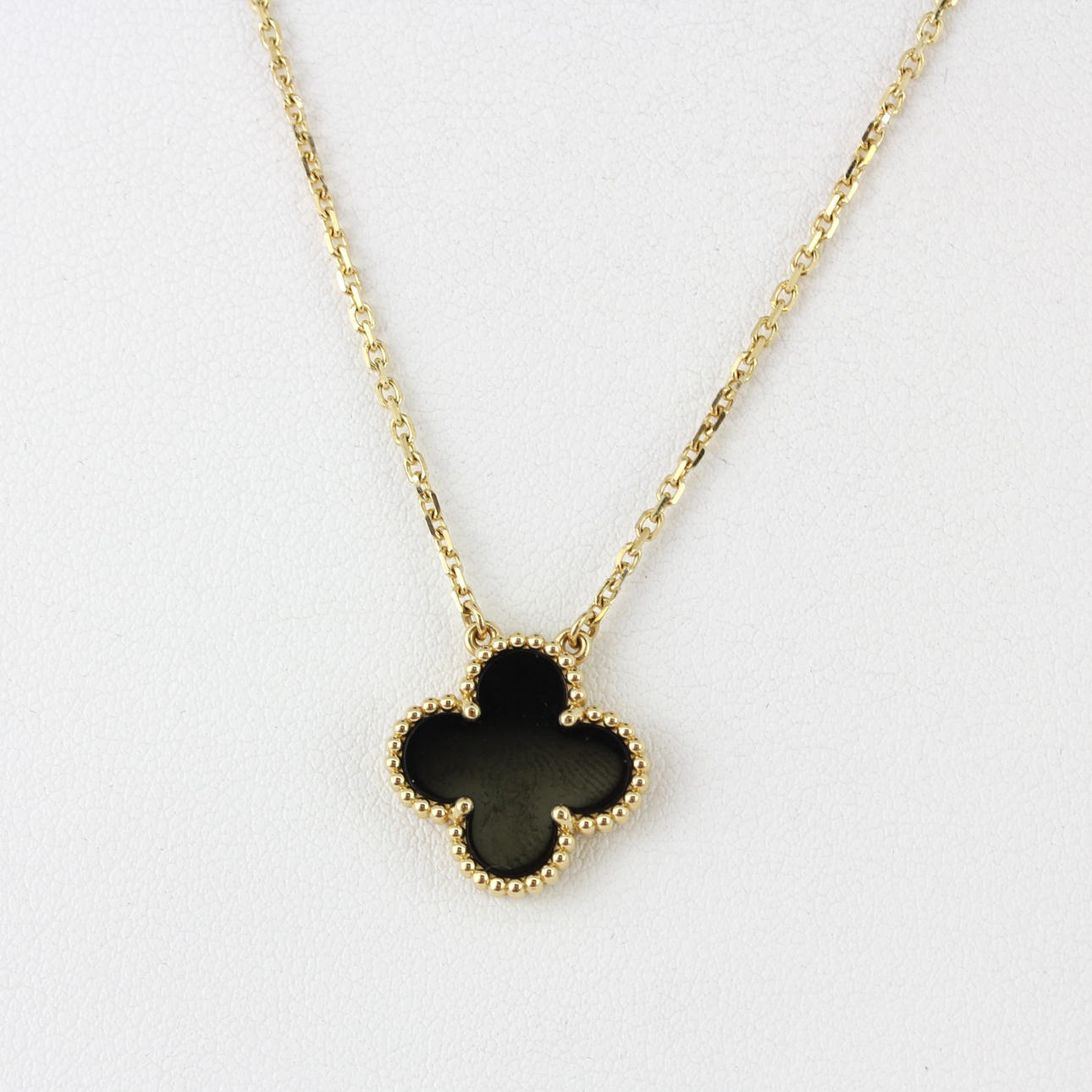 CONJUNTO DE COLLAR VAN CLEEF DE 18 QUILATES Y ÓNIX.
