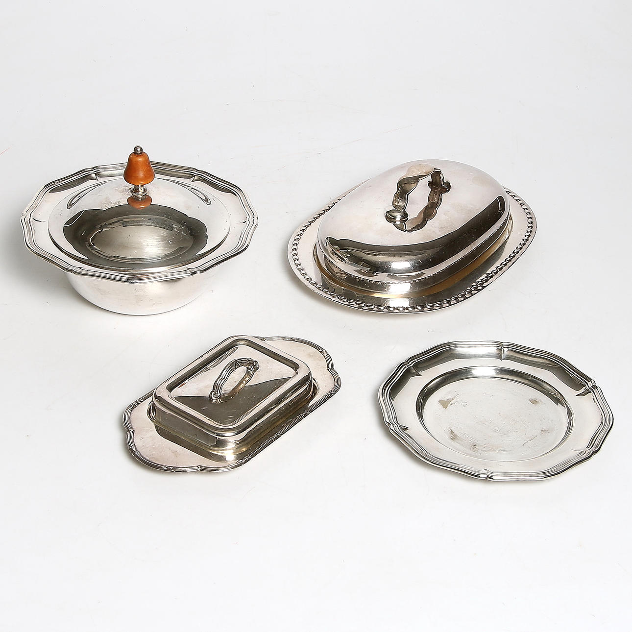 UPPLÄGGNINGSFAT/SKÅLAR med LOCK, 8 delar, nysilver. 1900-tal.